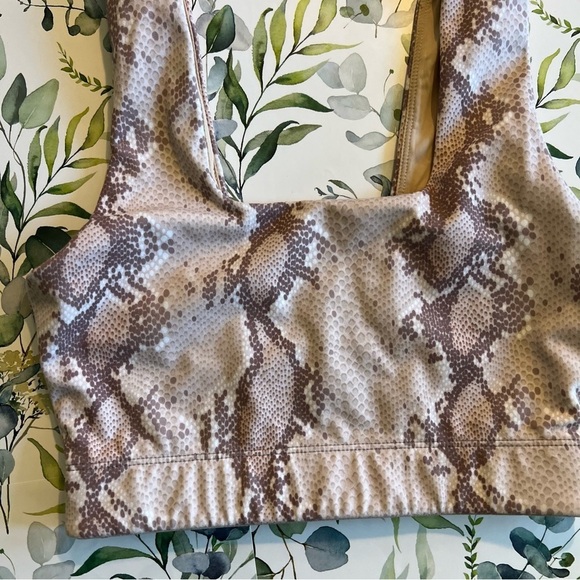 Varley Nude Beige Snake Print Delta Sports Bra size small - Picture 4 of 9